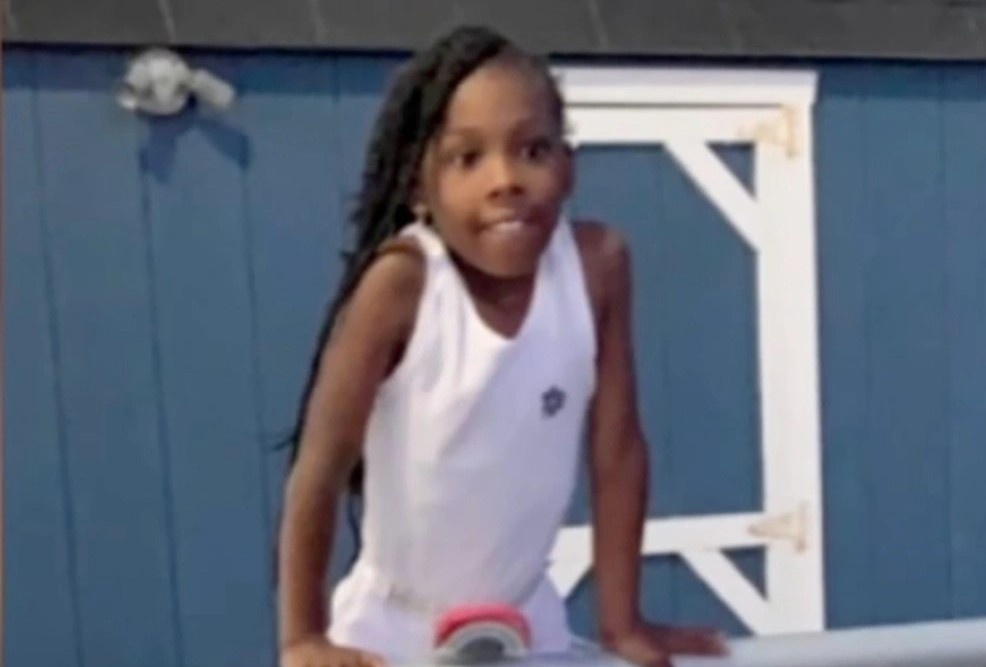 Co gai My mat mang vi bat chuoc thu thach tren TikTok hinh anh