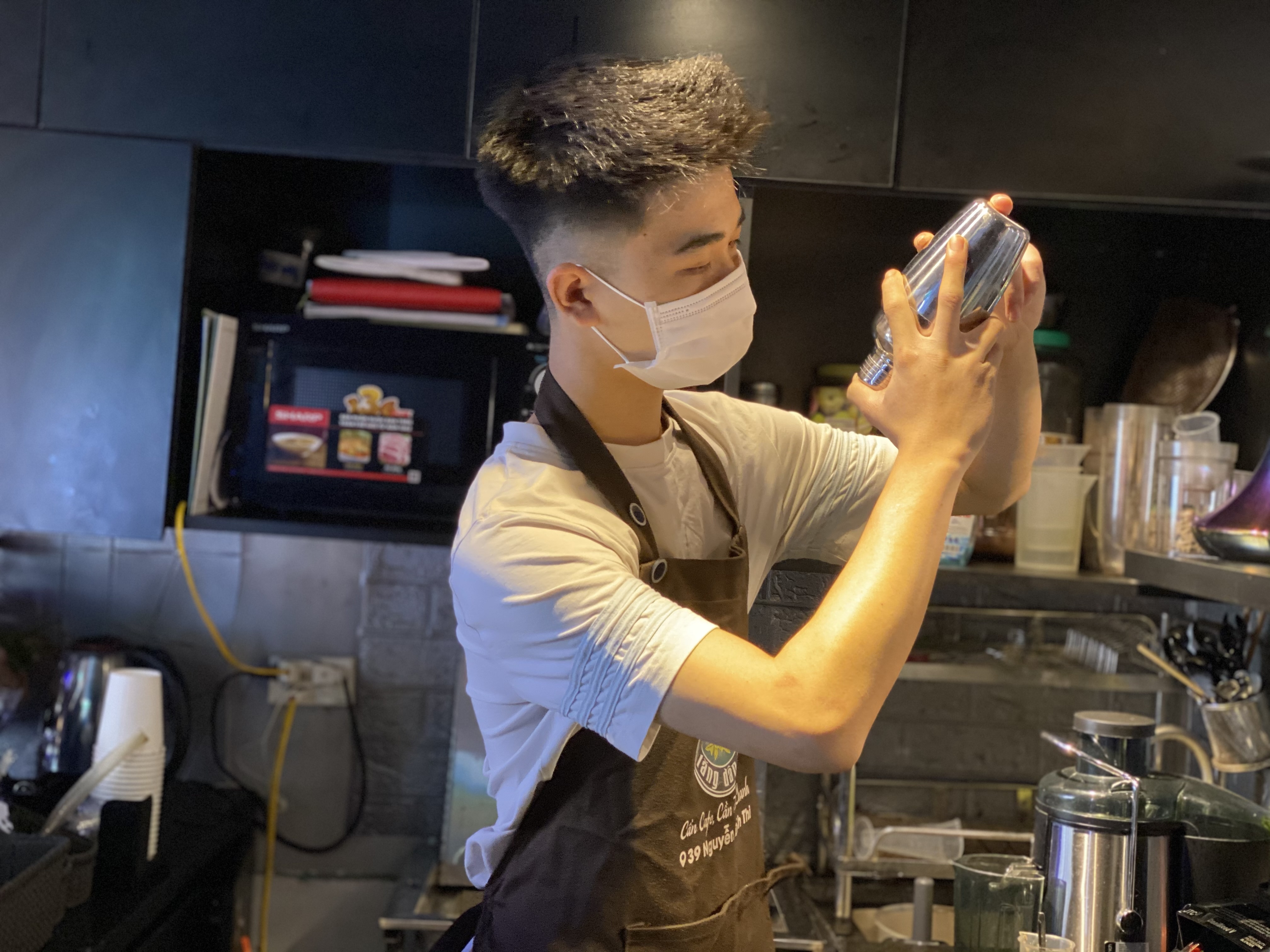 Nhan vien quan ca phe, hang an so mat Tet hinh anh