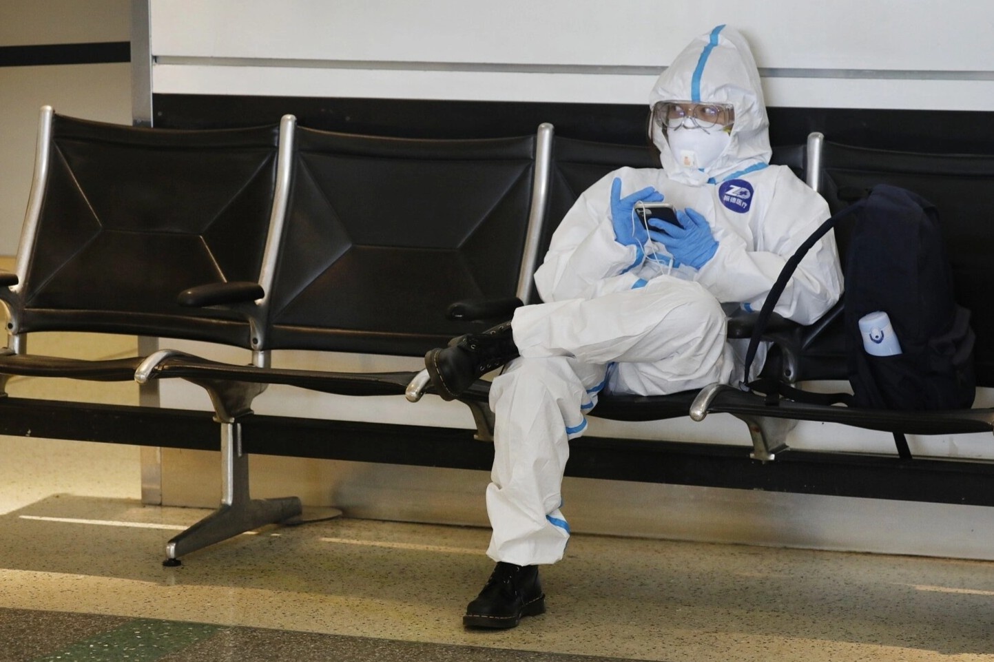 Du hoc sinh Trung Quoc gianh giat ve may bay hinh anh