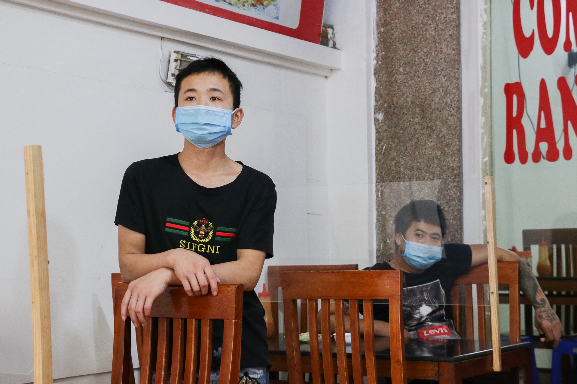 Dong cua quan nghi Tet som khi phai dung ban tai cho anh 5