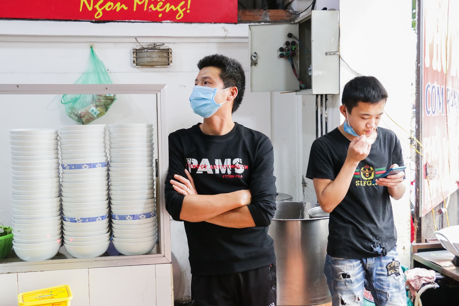 Dong cua quan nghi Tet som khi phai dung ban tai cho anh 6