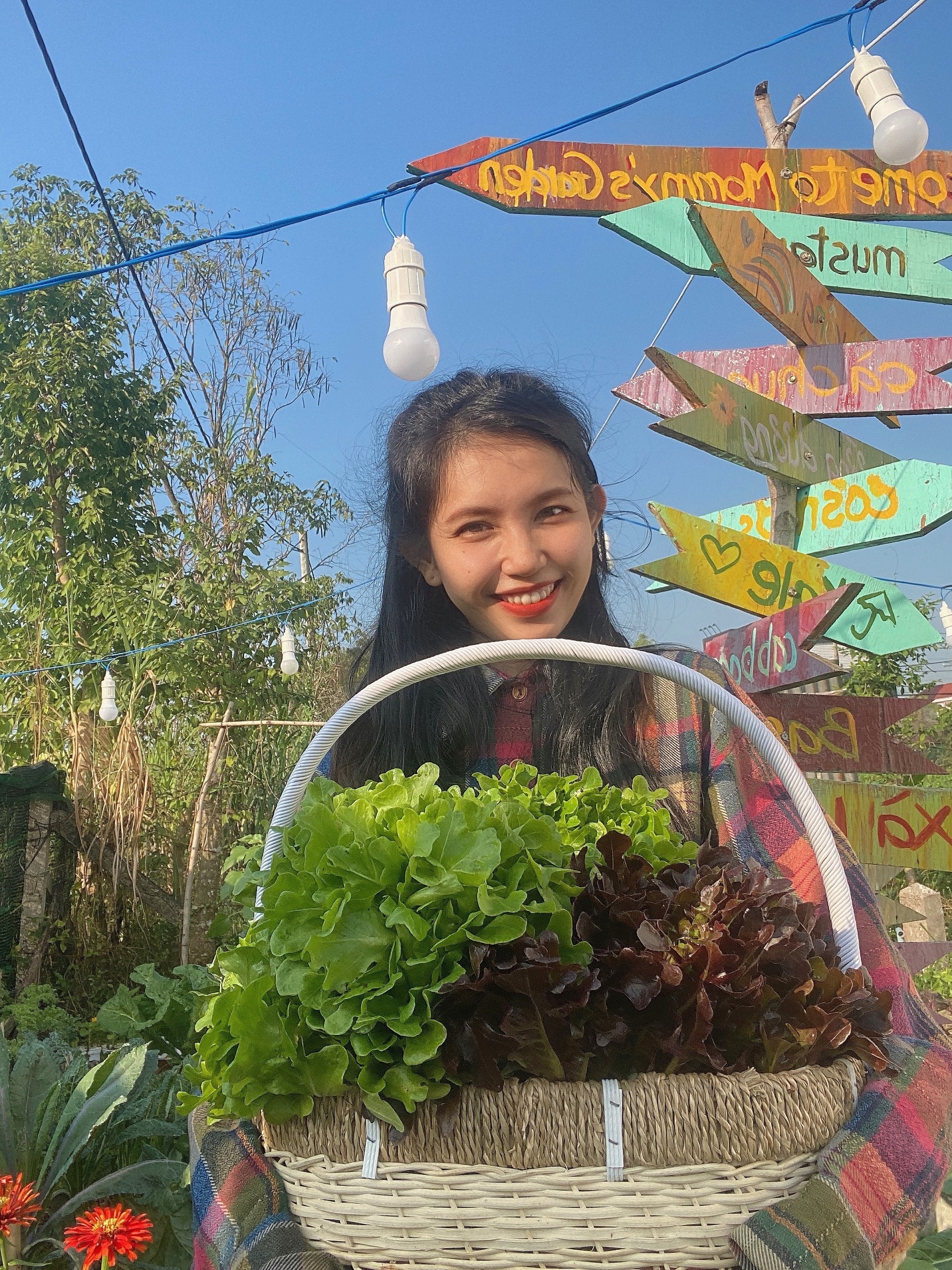 Nguoi me tre o TP.HCM trong hang tram loai cay trong vuon anh 1