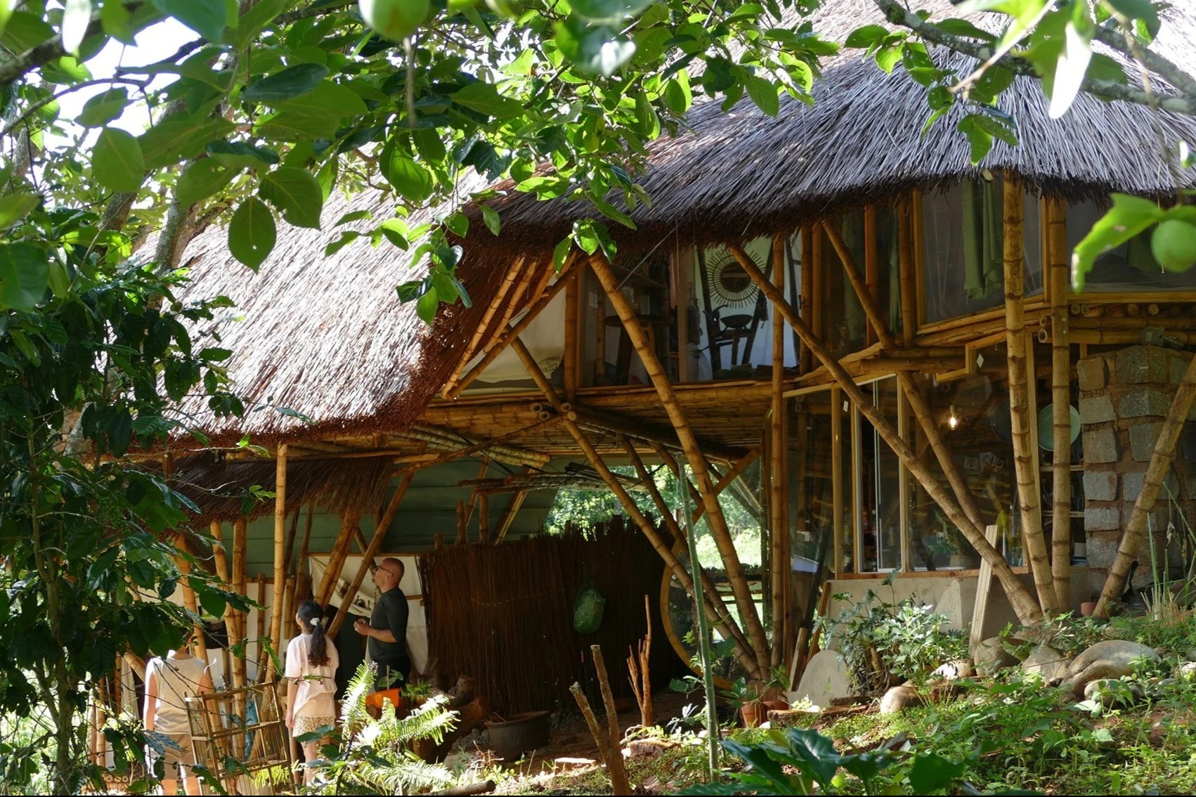 Cap vo chong roi pho ve Da Lat, dung nha bang tre hinh anh