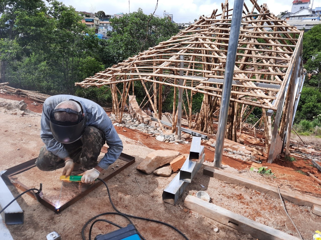 Bỏ phố về Đà Lạt dựng nhà bằng tre ảnh 5 Bo pho ve Da Lat dung nha bang tre anh 5