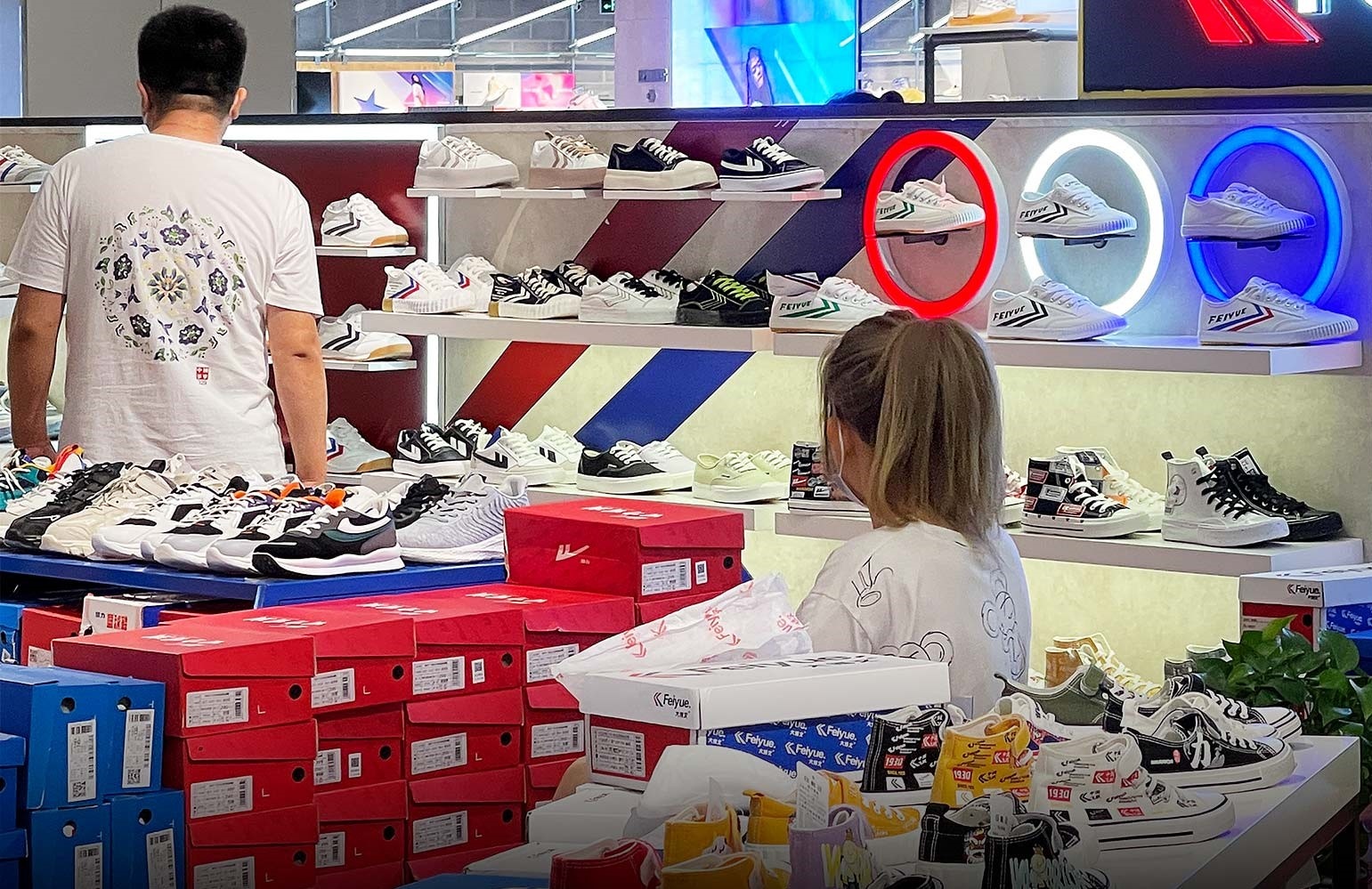 Gioi tre Trung Quoc quay lung voi hang hieu nuoc ngoai anh 1