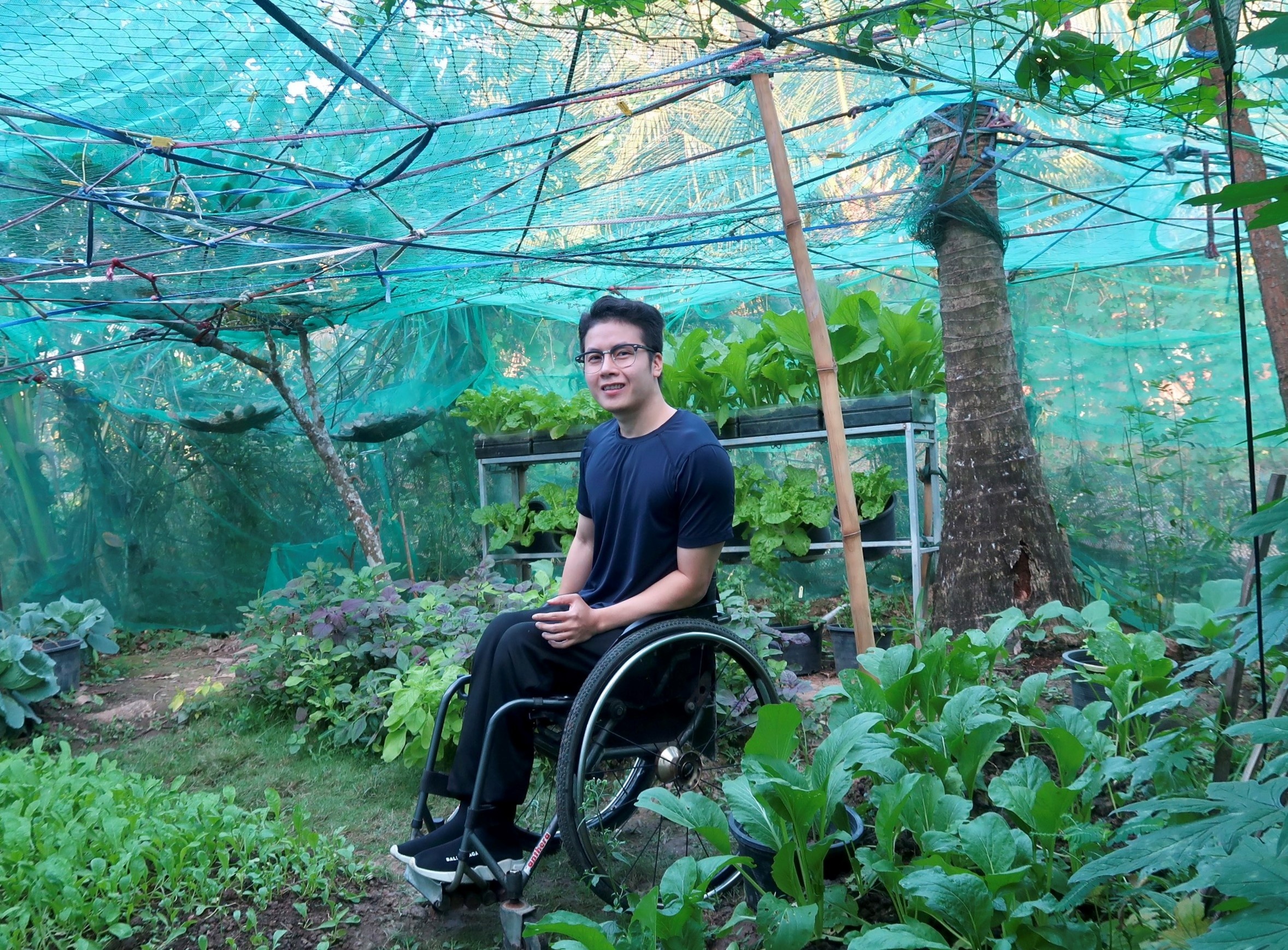 Khu vuon cua chang trai liet hai chan anh 1