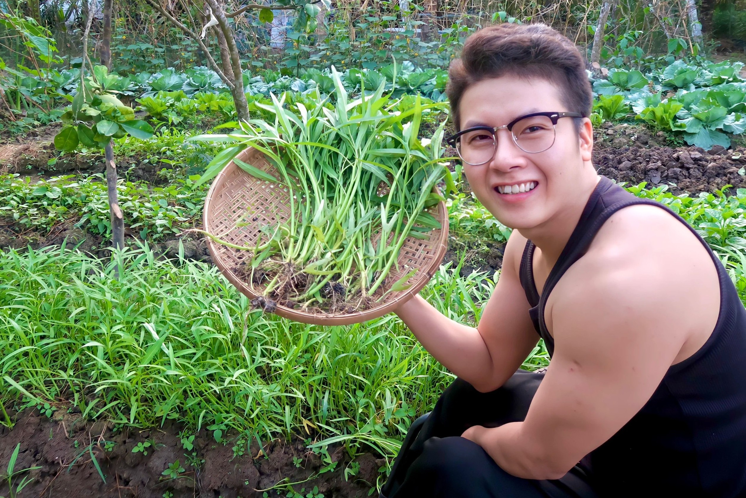 Khu vuon cua chang trai liet hai chan hinh anh