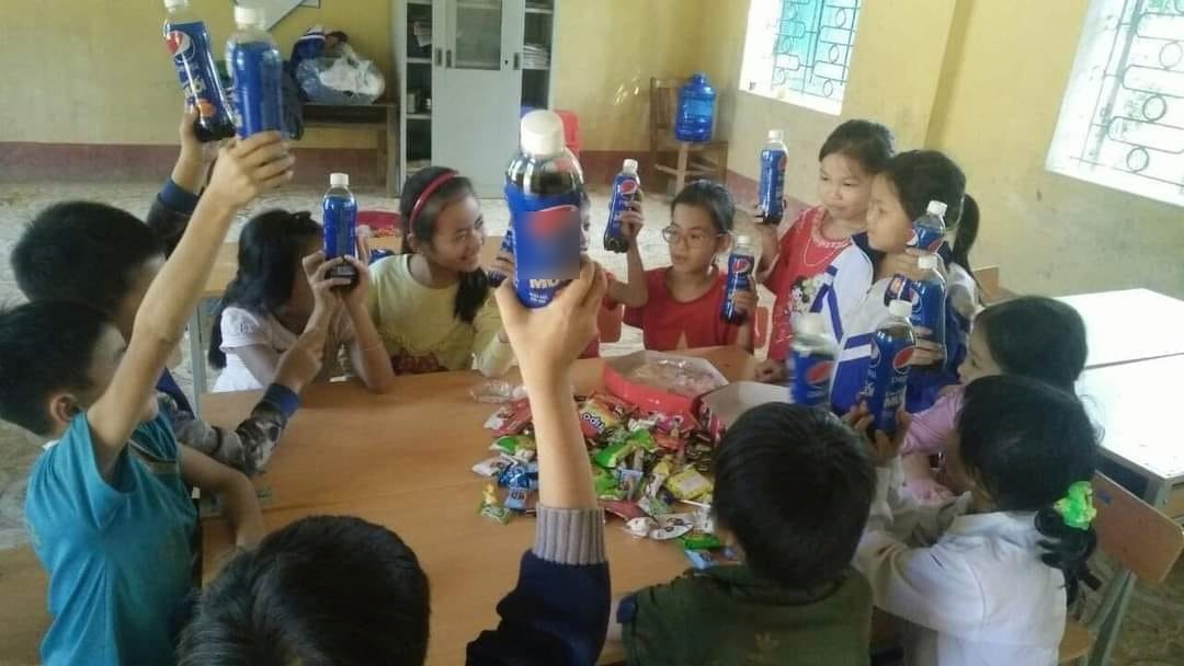 Gom bánh kẹo dư sau Tết tặng trẻ em vùng cao ảnh 4 Gom banh keo du sau Tet tang tre em vung cao anh 4