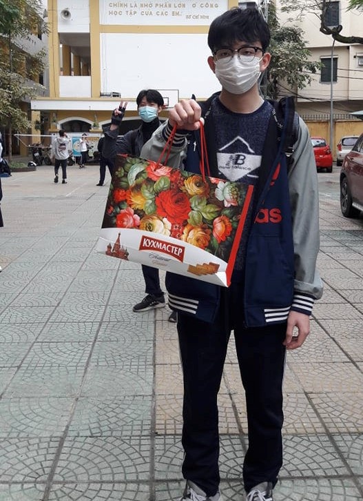 Gom bánh kẹo dư sau Tết tặng trẻ em vùng cao ảnh 6 Gom banh keo du sau Tet tang tre em vung cao anh 6