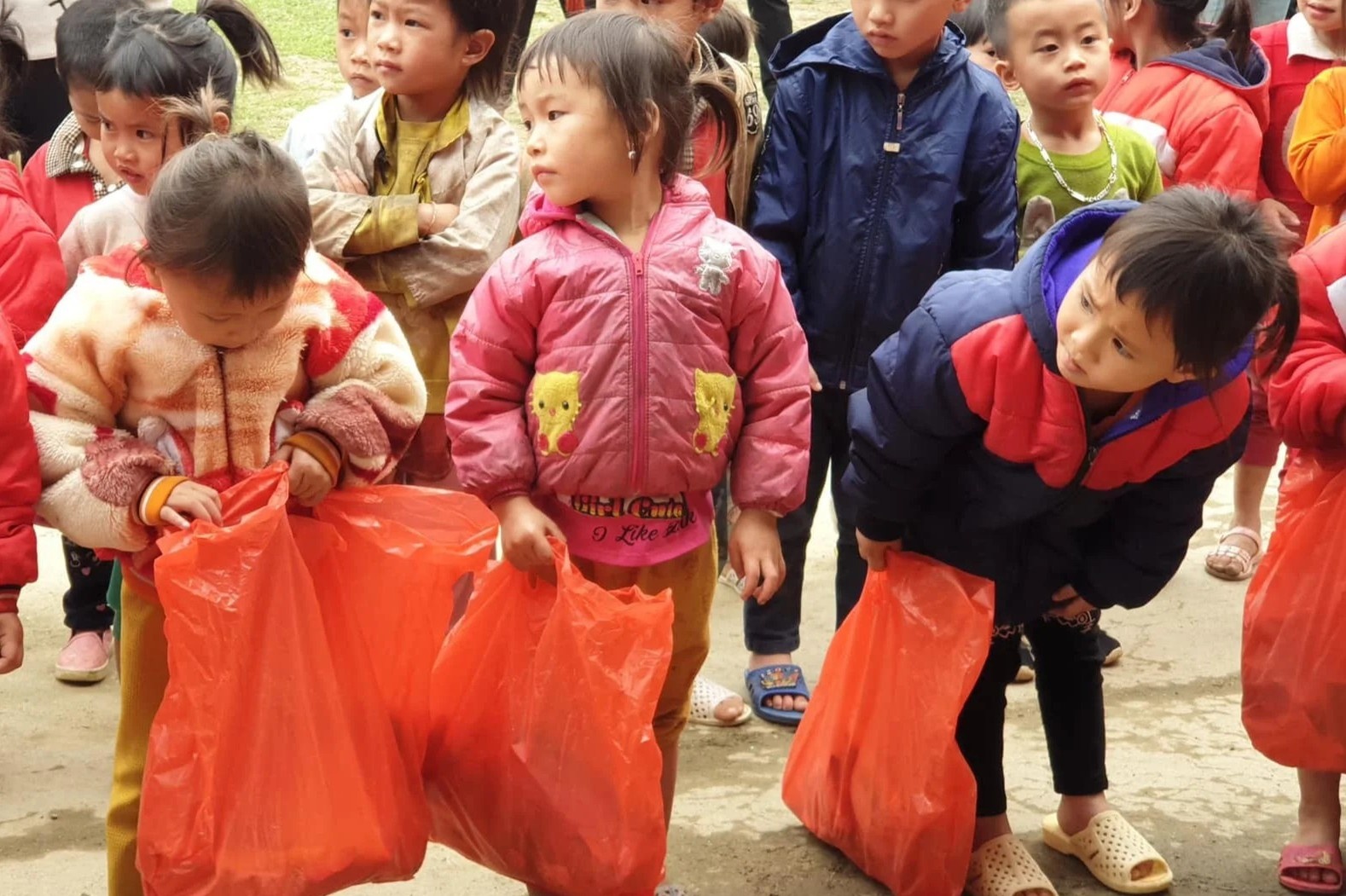 Gom banh keo du sau Tet tang tre em vung cao hinh anh