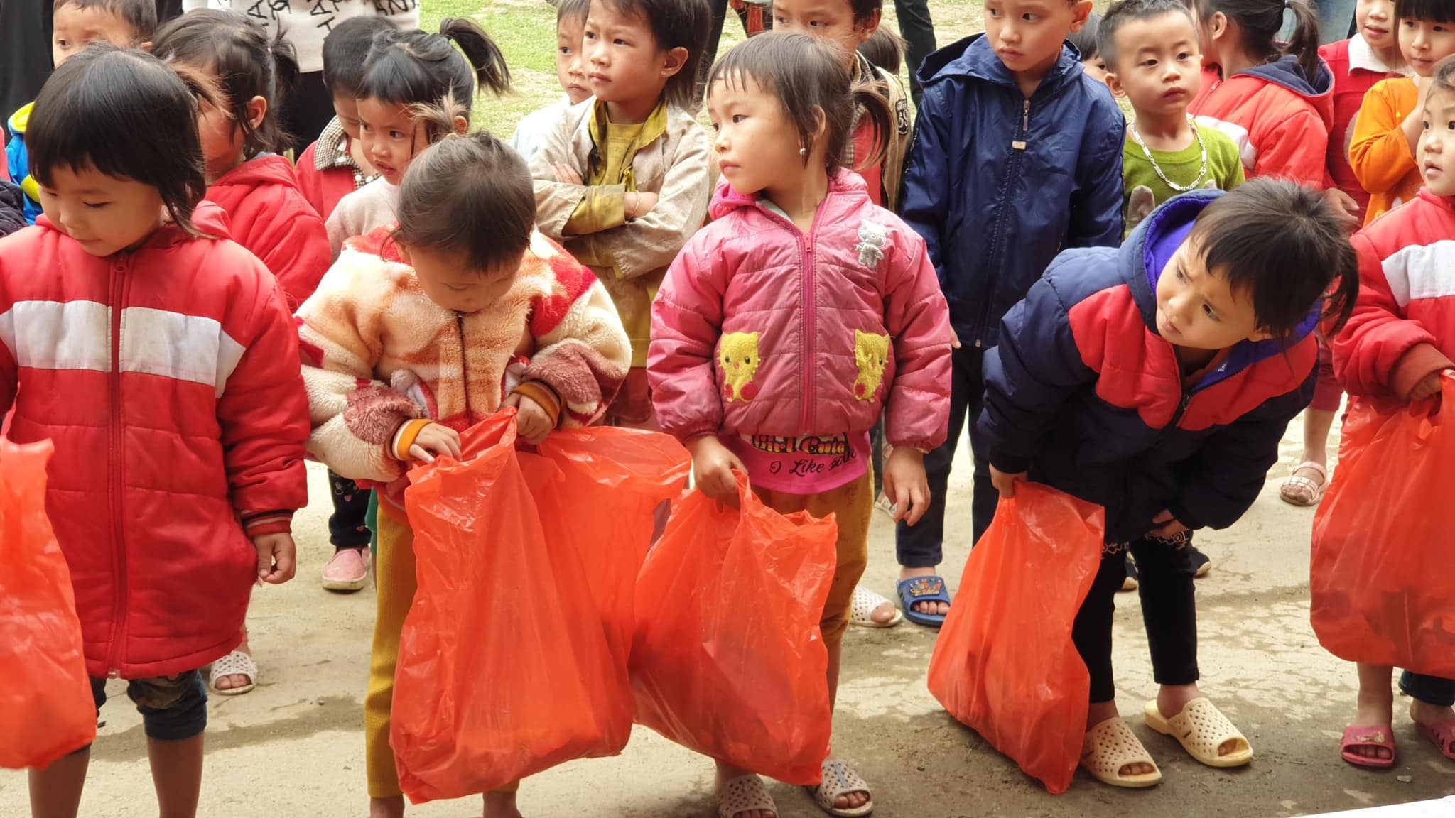 Gom bánh kẹo dư sau Tết tặng trẻ em vùng cao ảnh 3 Gom banh keo du sau Tet tang tre em vung cao anh 3