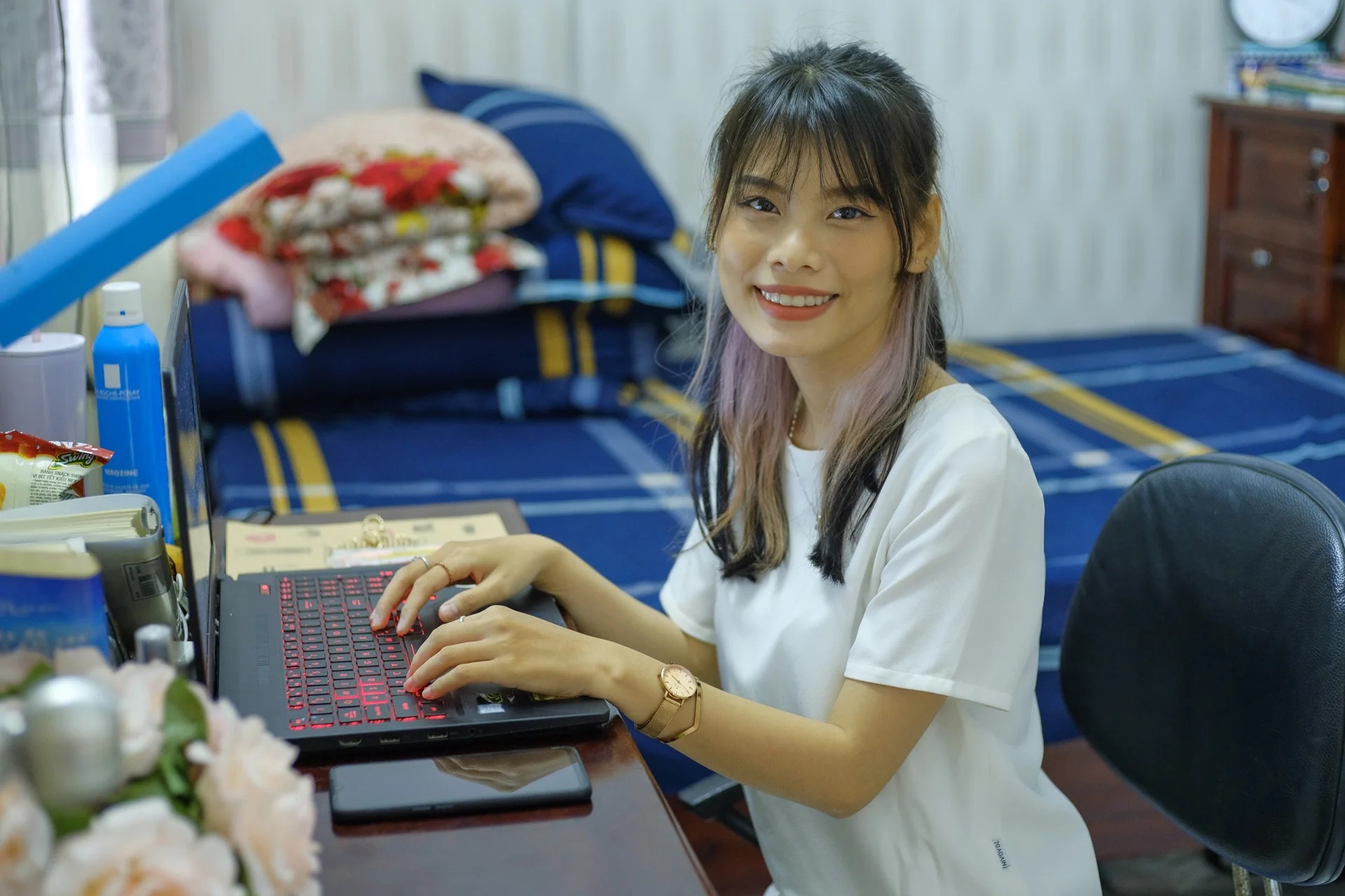 Nhan vien tre tu choi ngoi van phong vi go bo, sep soi moi hinh anh