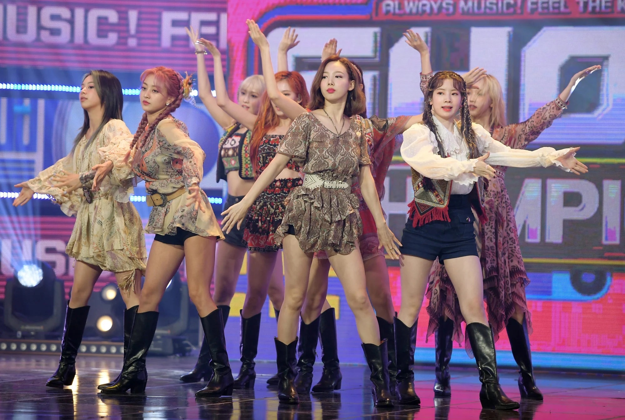 Nguoi noi tieng bi bam duoi anh 3