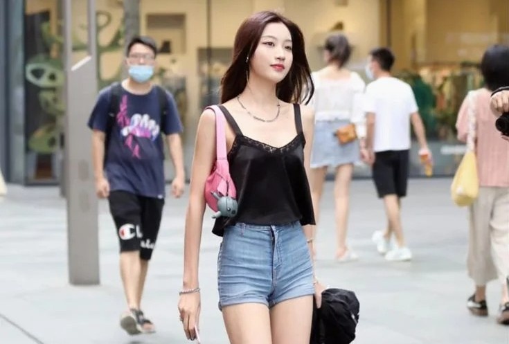 Phu nu tre Trung Quoc chan giay cao got hinh anh