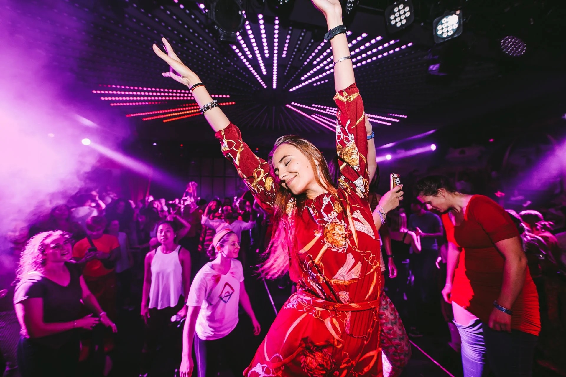 Cac quan bar o New York hoi sinh hinh anh