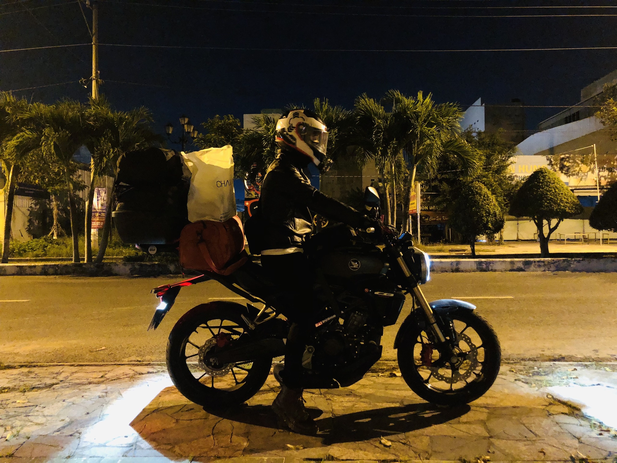 Chang trai mot minh di phuot xuyen Viet anh 1