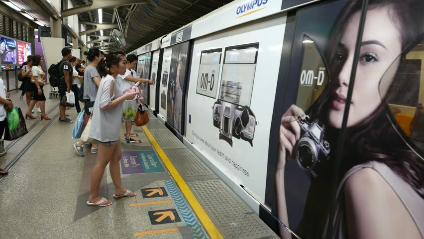 Nan quay roi tinh duc tren xe buyt o chau A anh 2