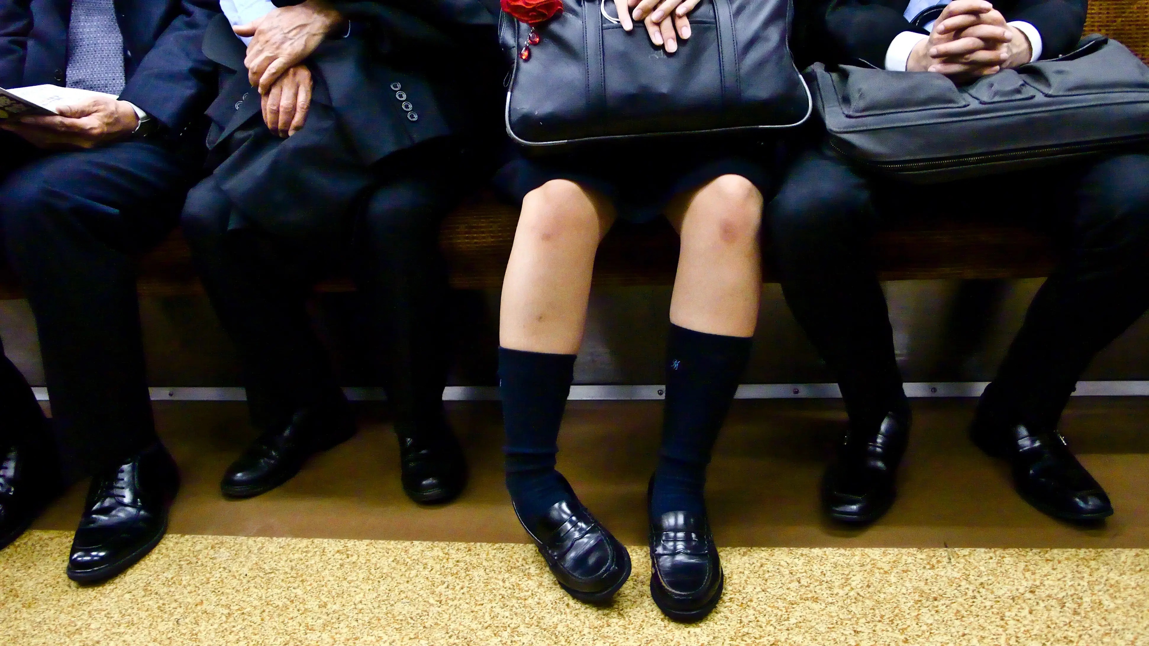 Nan quay roi tinh duc tren xe buyt, tau dien o chau A hinh anh