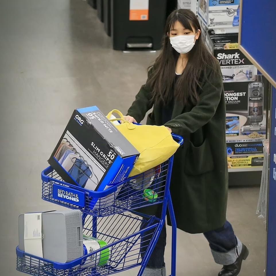 Công chúa thành thường dân vẫn liên tục bị soi xét ảnh 3 Cong chua thanh thuong dan van lien tuc bi soi xet anh 3