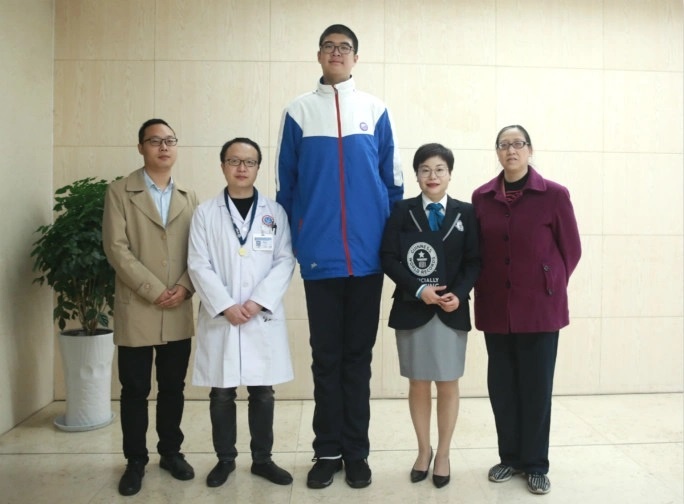 Chi hang nghin USD 'mua' chieu cao cho con hinh anh