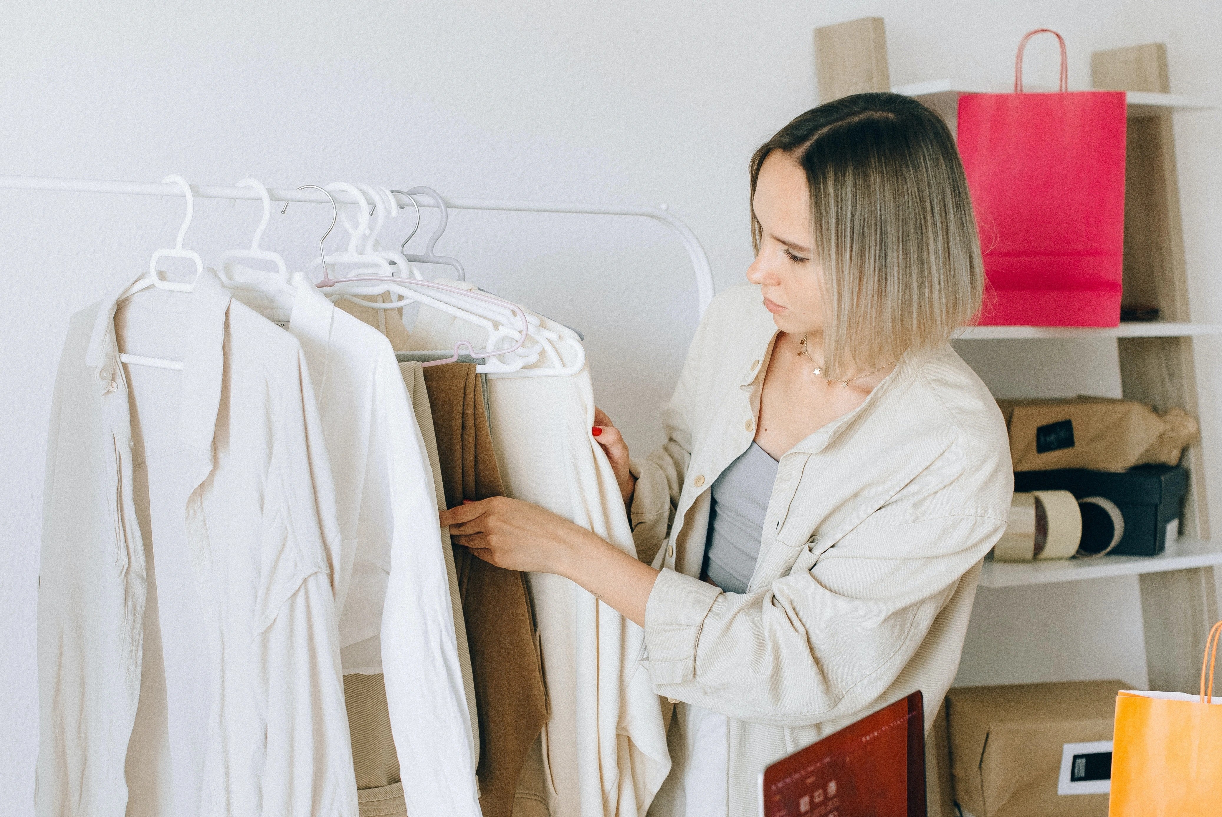 Chi tien trieu thue nguoi gap quan ao hinh anh