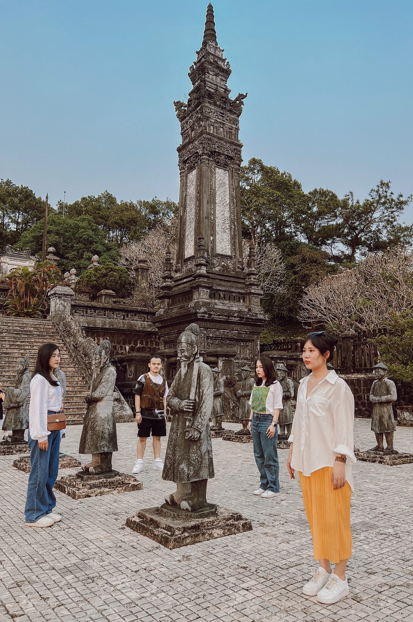 Du lich cung hoi ban than anh 2