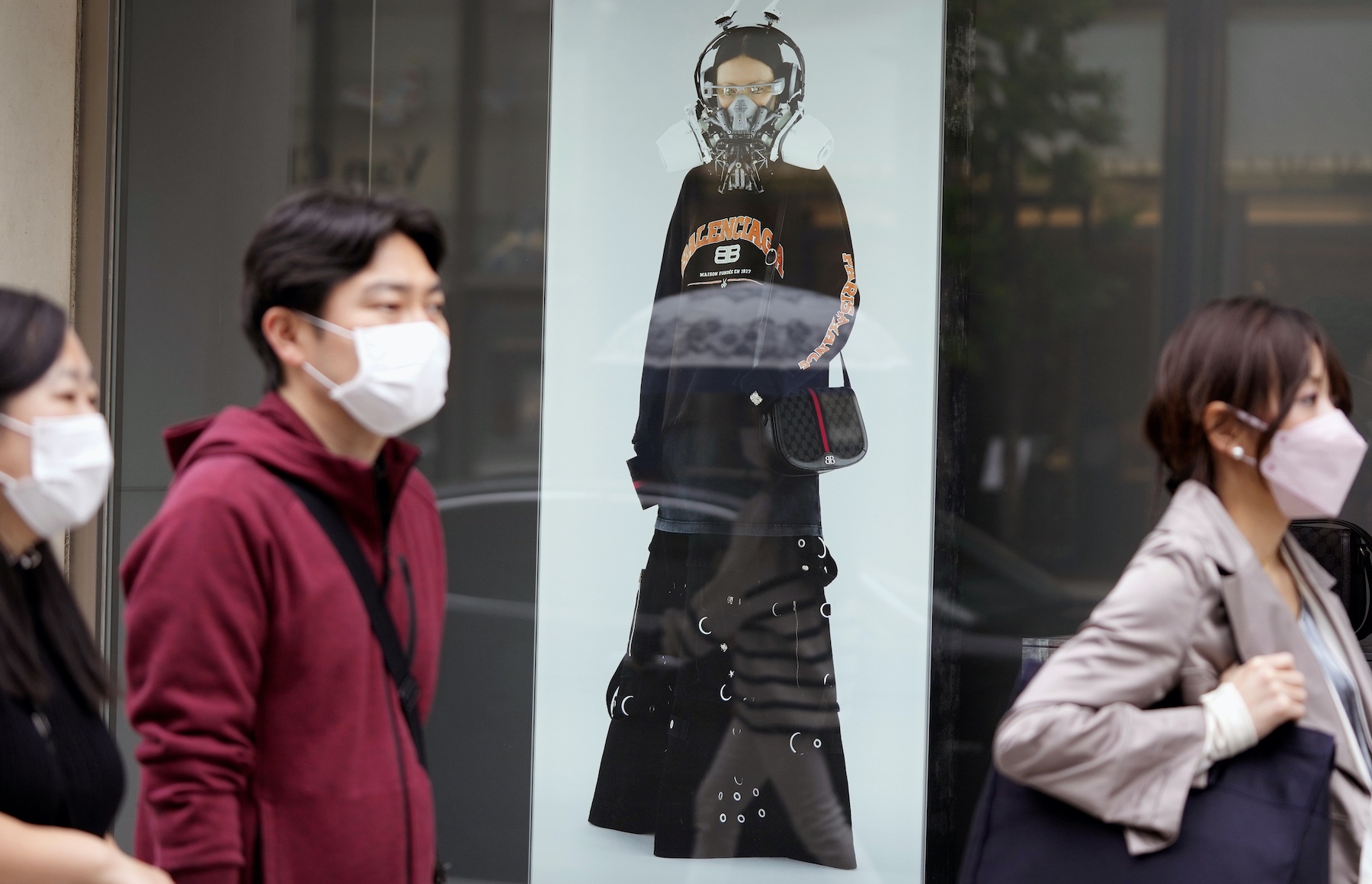 Chiec khau trang van gay chia re o Nhat Han anh 4