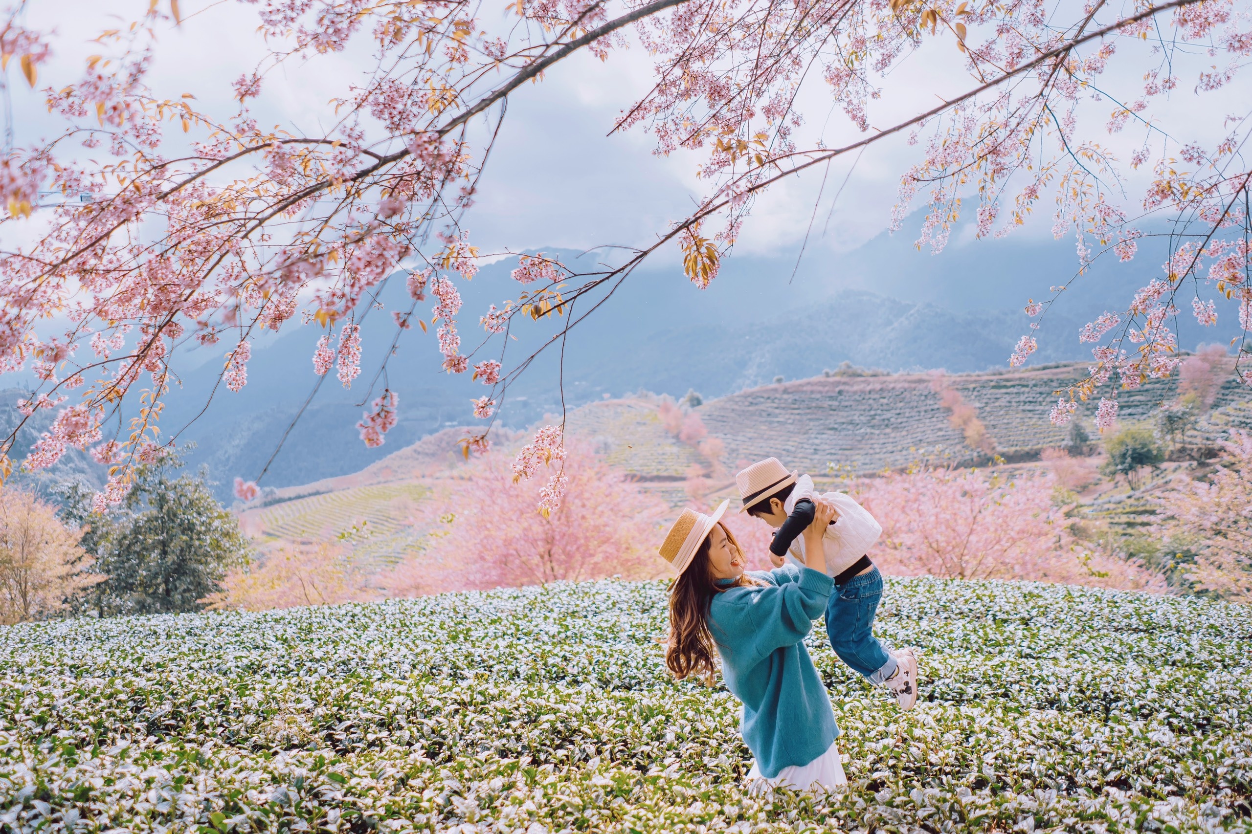 Vo chong nghi viec mot thang dua con di xuyen Viet anh 10