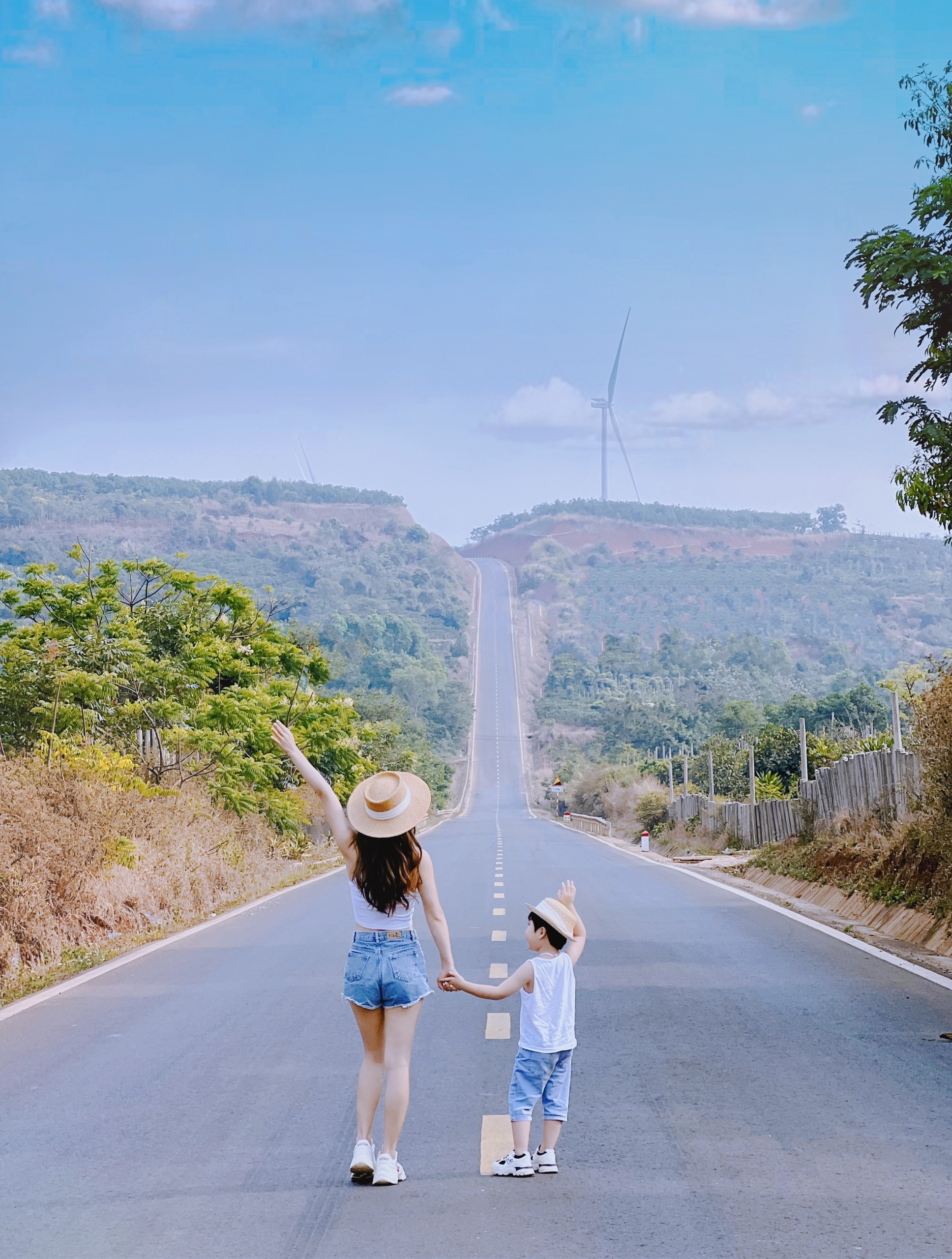 Vo chong nghi viec mot thang dua con di xuyen Viet anh 7