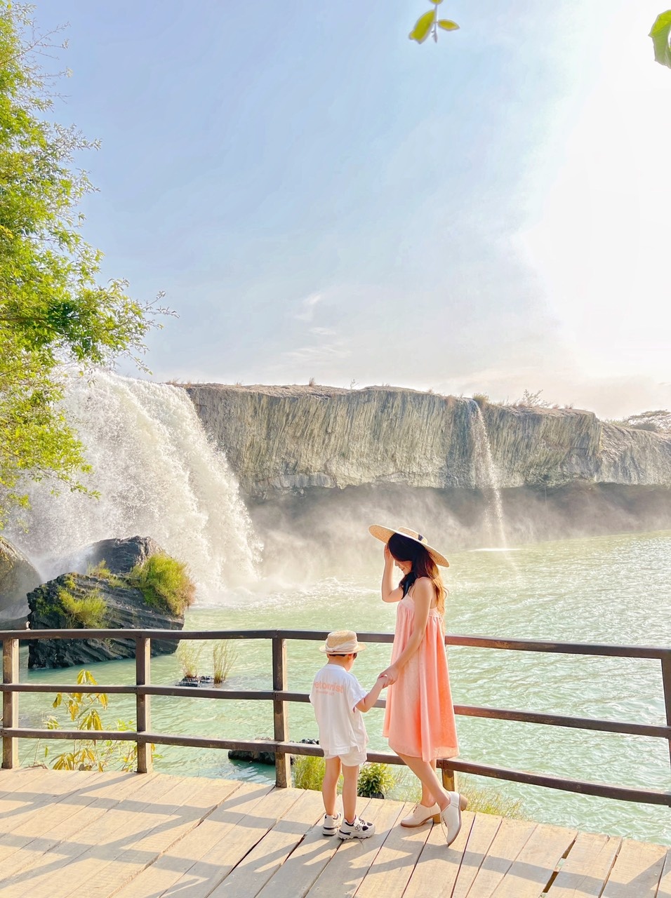 Vo chong nghi viec mot thang dua con di xuyen Viet anh 8