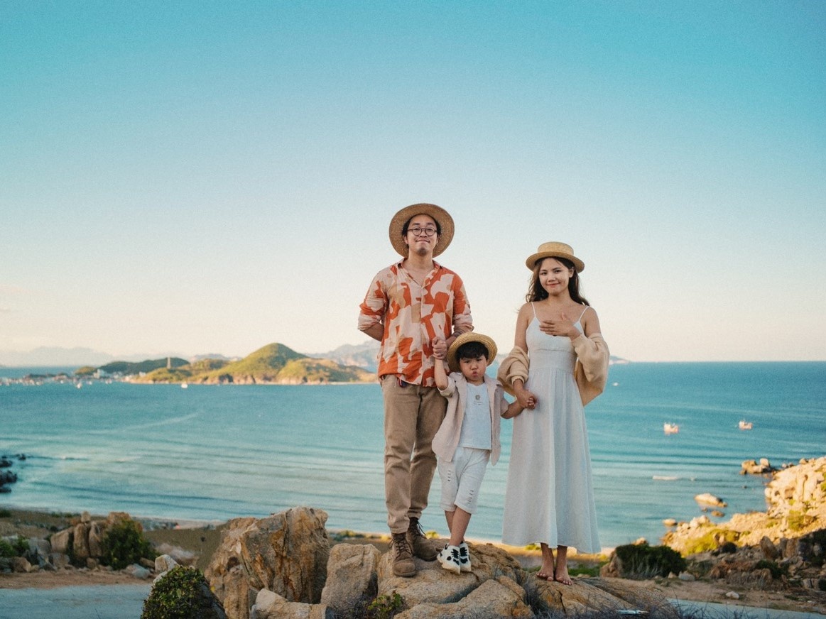 Vo chong nghi viec mot thang dua con di xuyen Viet anh 3