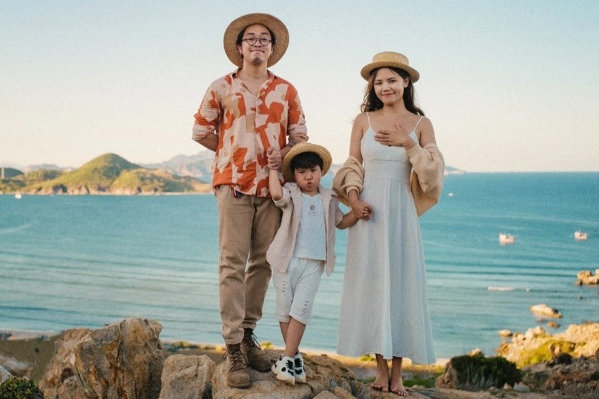 Vo chong nghi viec mot thang, dua con di xuyen Viet hinh anh