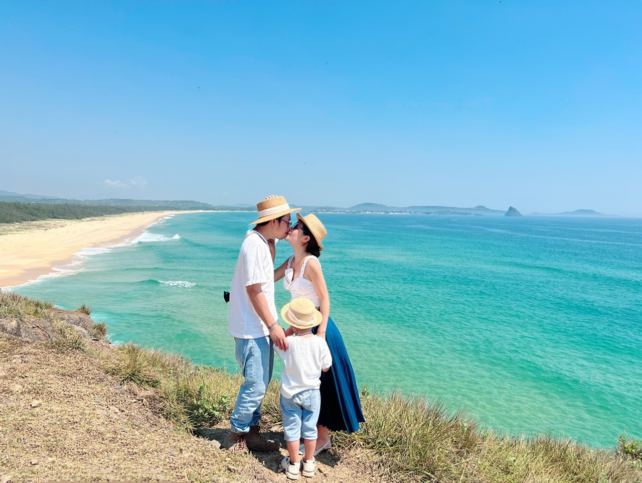 Vo chong nghi viec mot thang dua con di xuyen Viet anh 4