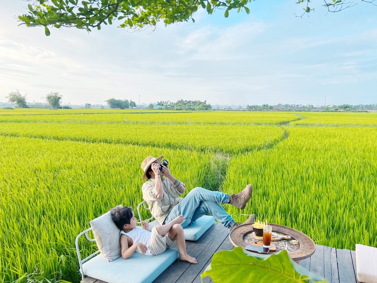 Vo chong nghi viec mot thang dua con di xuyen Viet anh 9