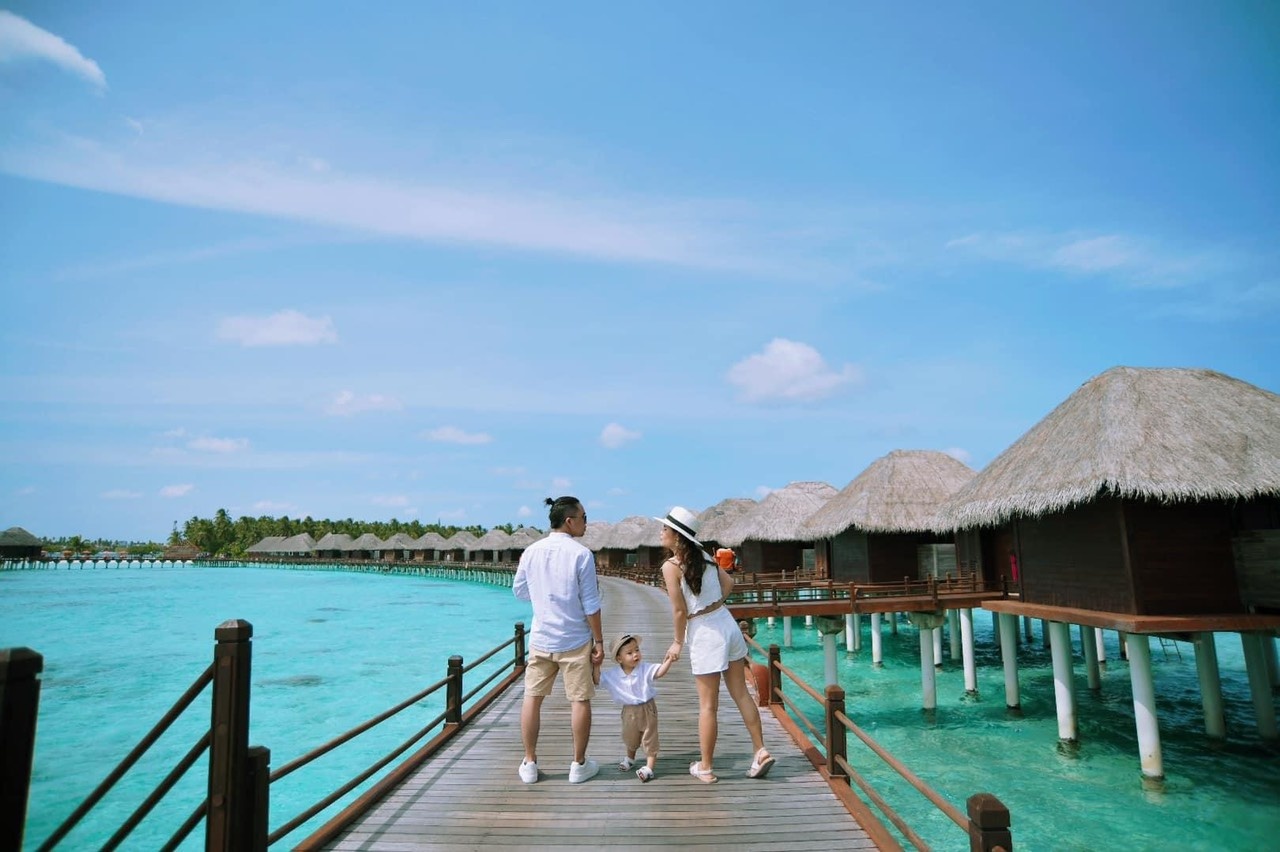 Vo chong nghi viec mot thang dua con di xuyen Viet anh 13