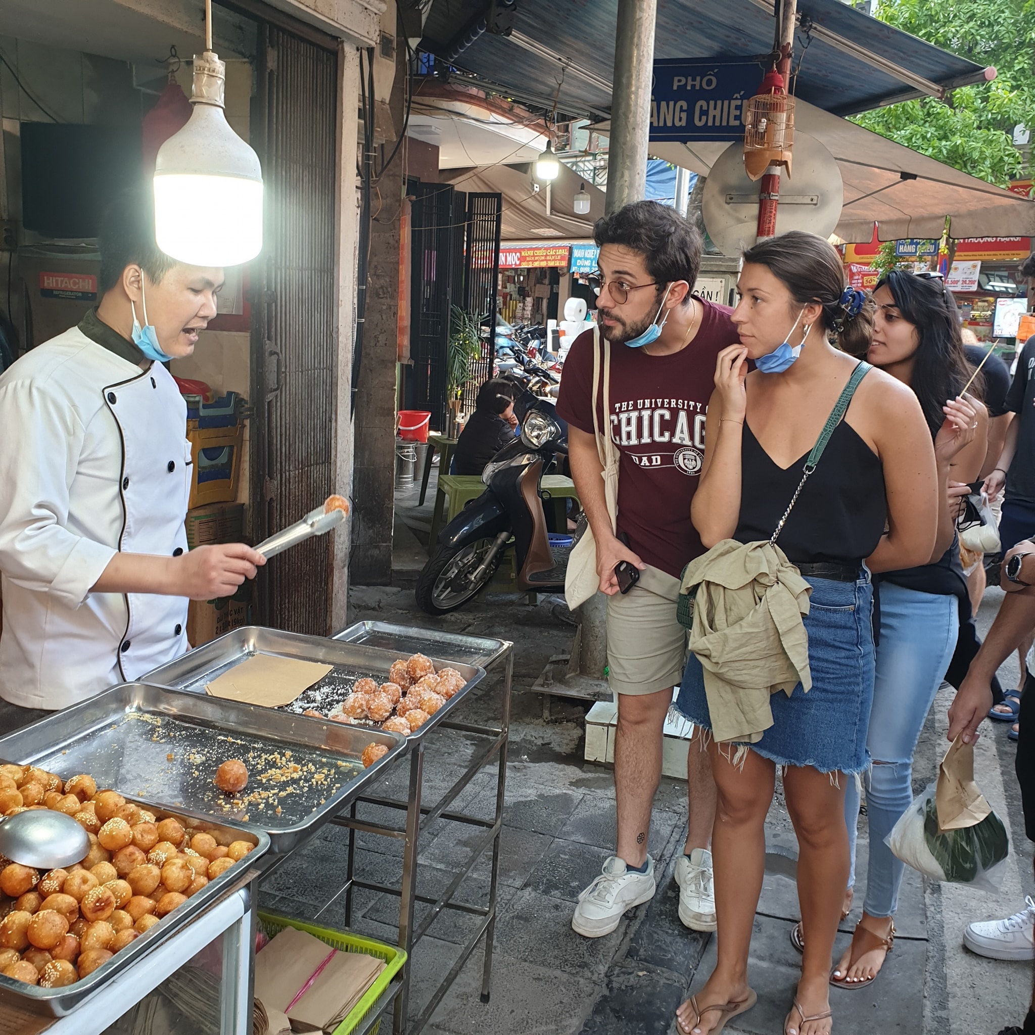 Dẫn khách Tây đi food tour quanh phố cổ Hà Nội ảnh 4 Dan khach Tay di food tour quanh pho co Ha Noi anh 4