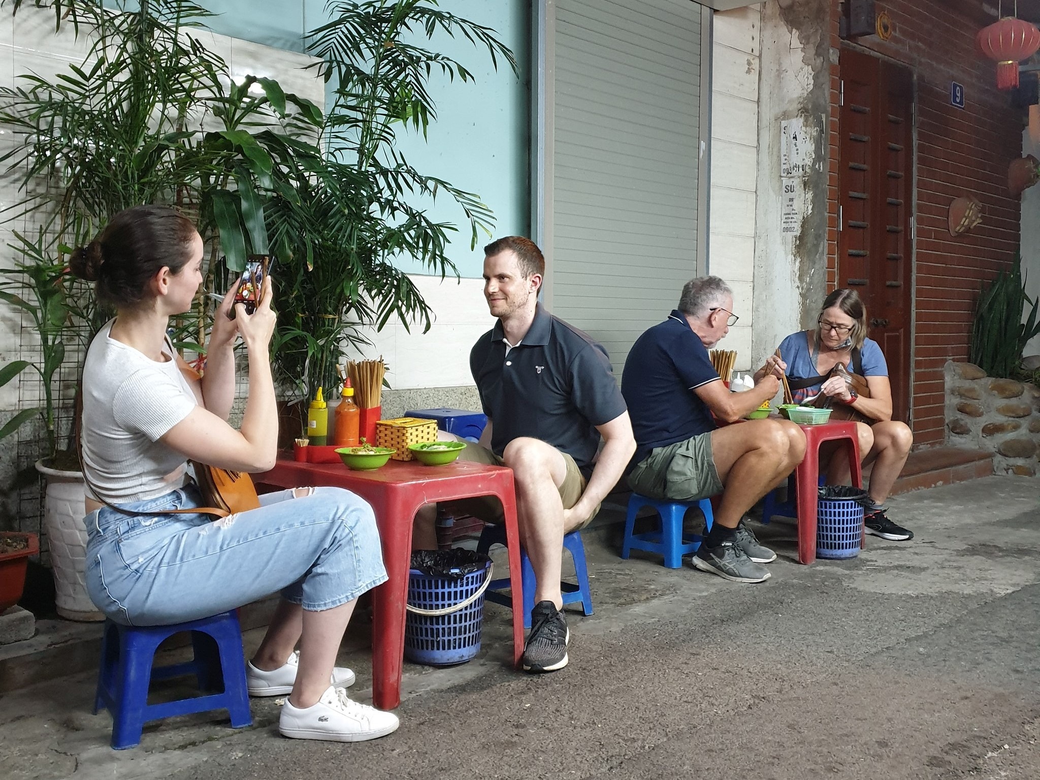 Dan khach Tay di food tour quanh pho co Ha Noi anh 3