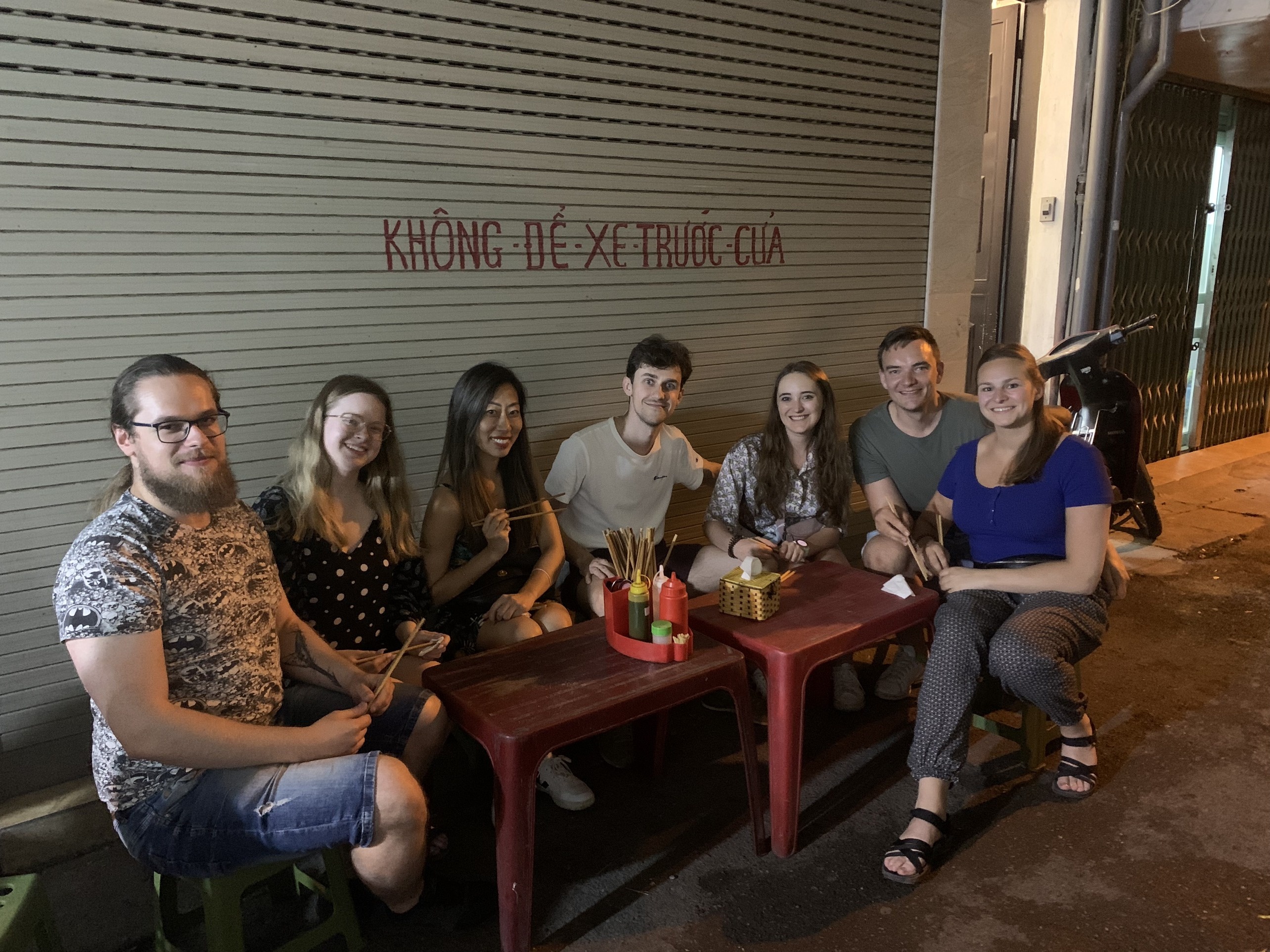 Dẫn khách Tây đi food tour quanh phố cổ Hà Nội ảnh 1 Dan khach Tay di food tour quanh pho co Ha Noi anh 1