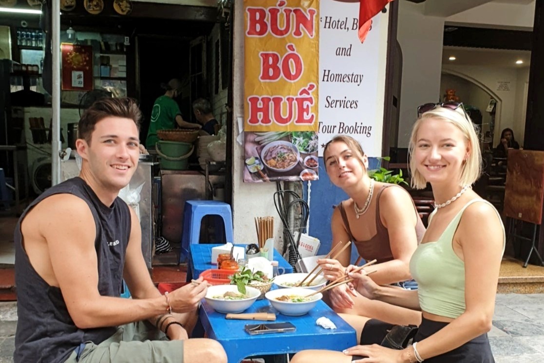 Dan khach Tay di food tour quanh pho co hinh anh