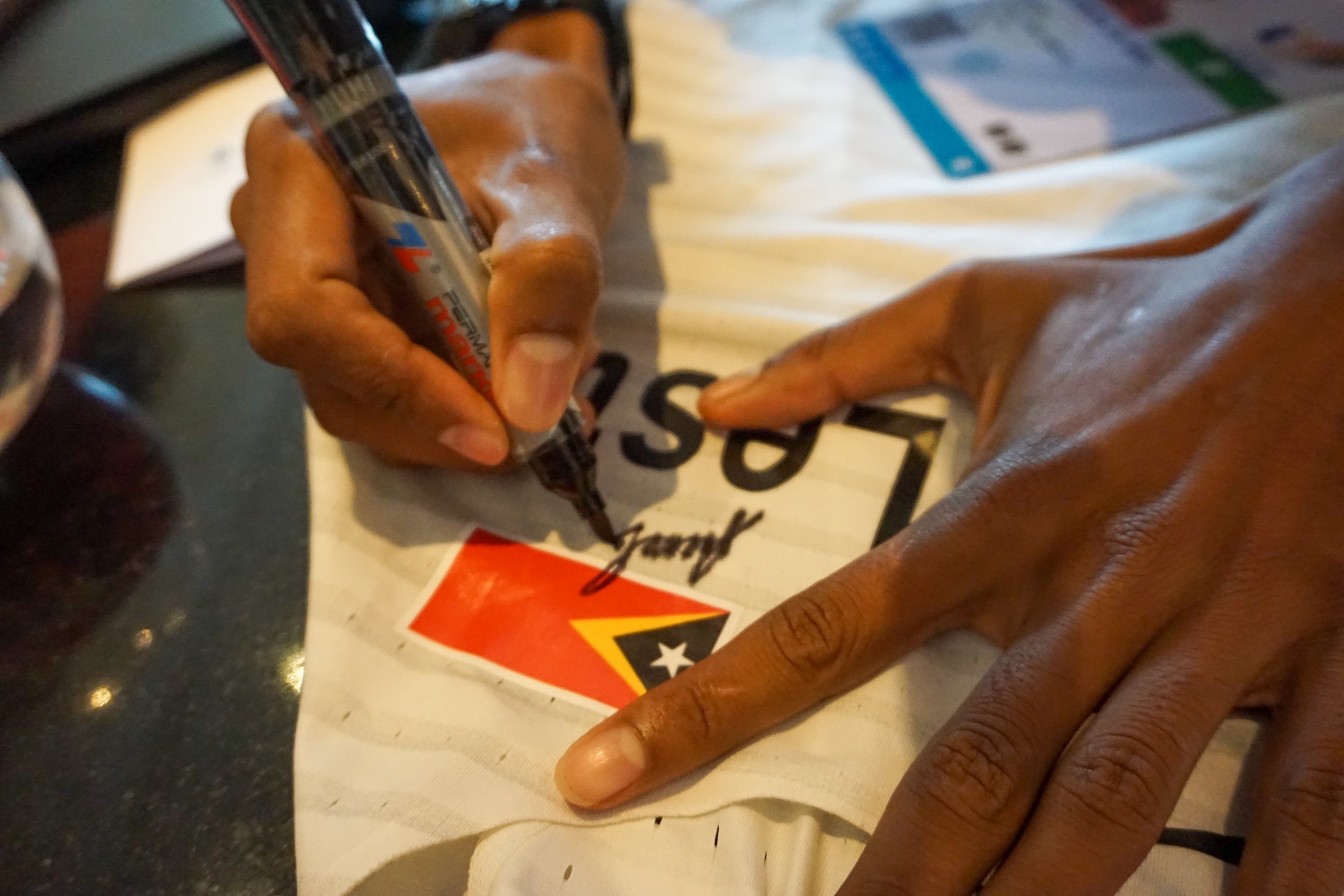 VĐV điền kinh Timor Leste cầm cờ Việt Nam ăn mừng ảnh 4 VDV dien kinh Timor Leste cam co Viet Nam an mung anh 4