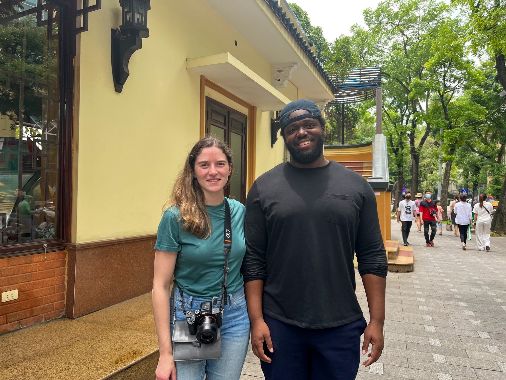 Khach du lich nuoc ngoai den Viet Nam anh 1