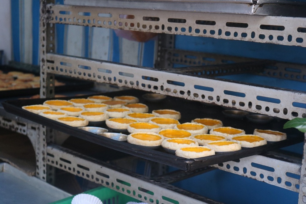 Tiem banh tart trung hon 80 nam tuoi o TP.HCM hinh anh