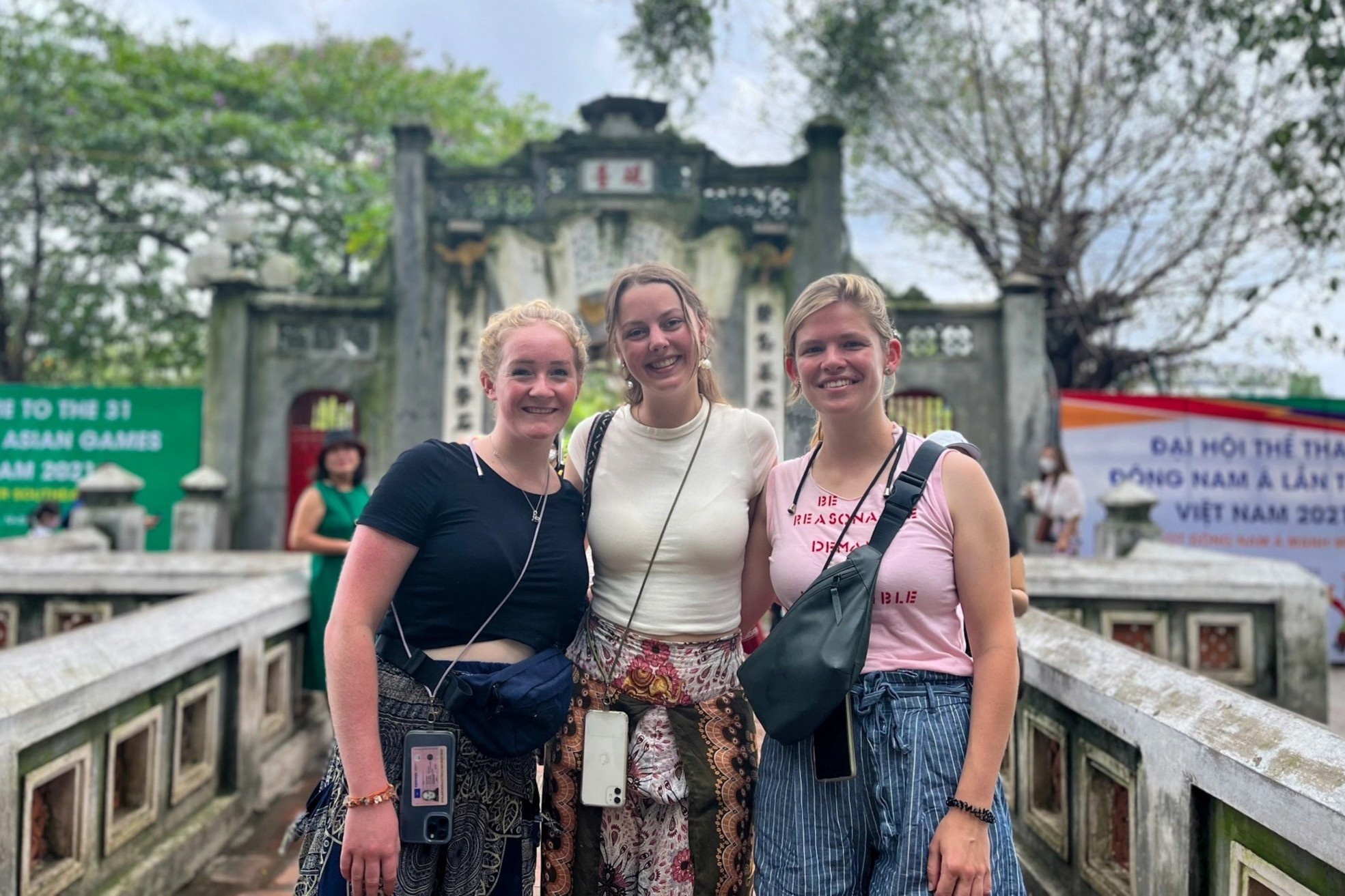 Khach nuoc ngoai chon Viet Nam vi de nhap canh, khong phai lo ve gia hinh anh