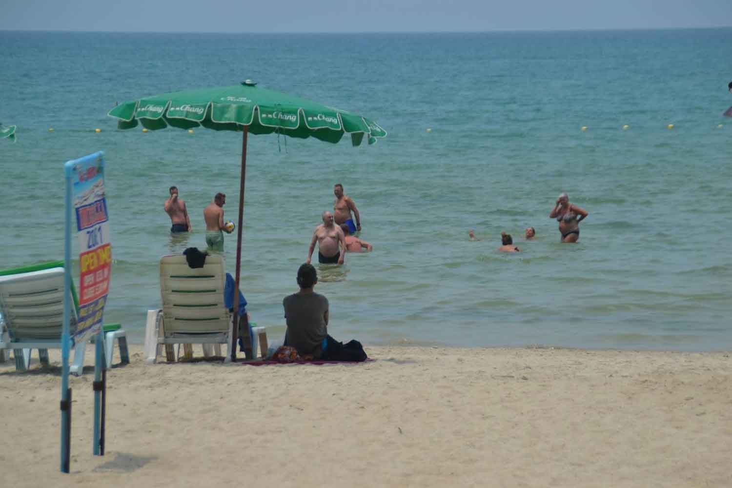 Phuket bo khau trang anh 1