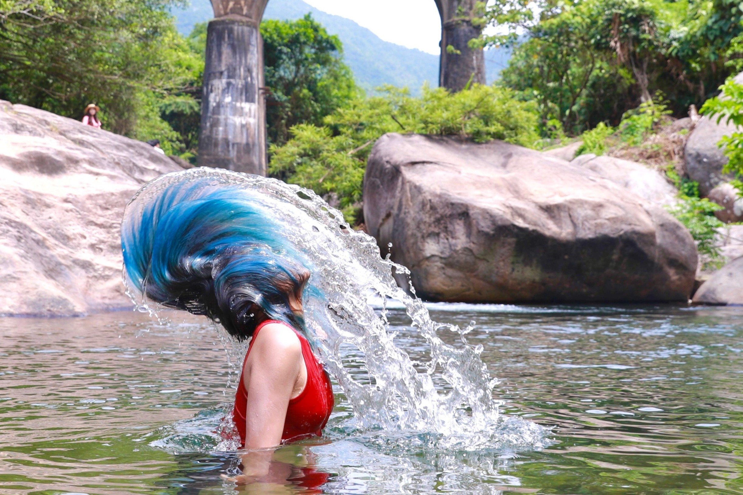 Co gai bo viec, mot minh di phuot xuyen Viet hinh anh