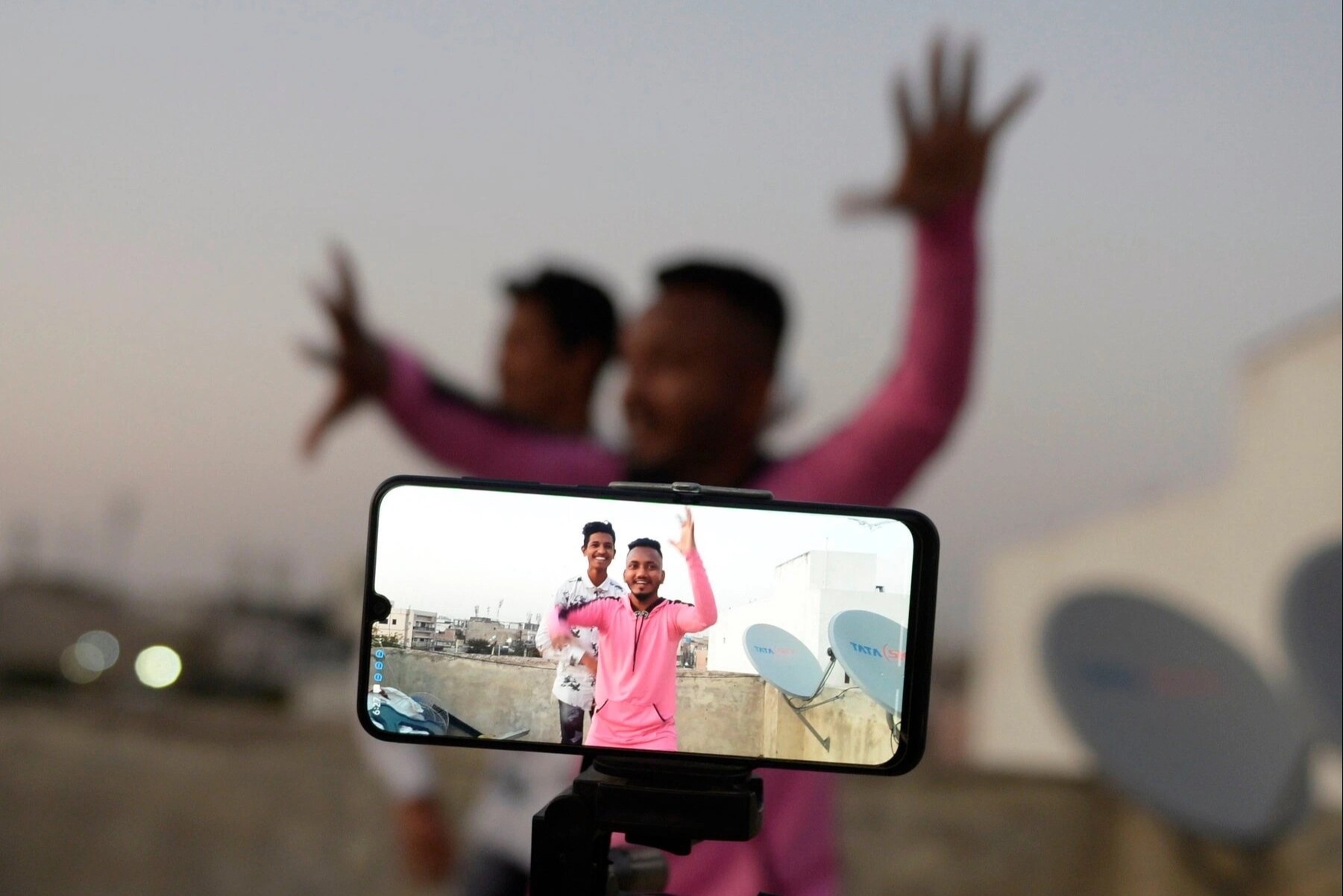 Clip 15 giay cua TikTok lan truyen thu thach chet choc hinh anh