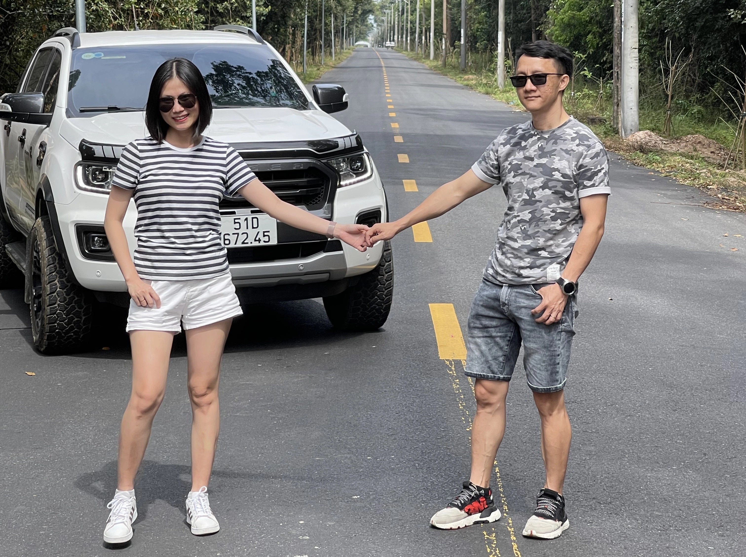Cap vo chong o TP.HCM di xuyen Viet bang xe ban tai hinh anh