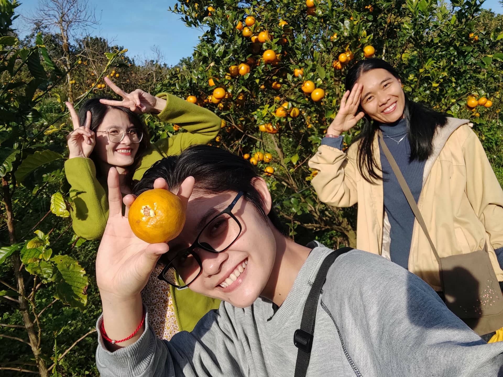 Hai chi em bo viec, roi bien len rung song hinh anh