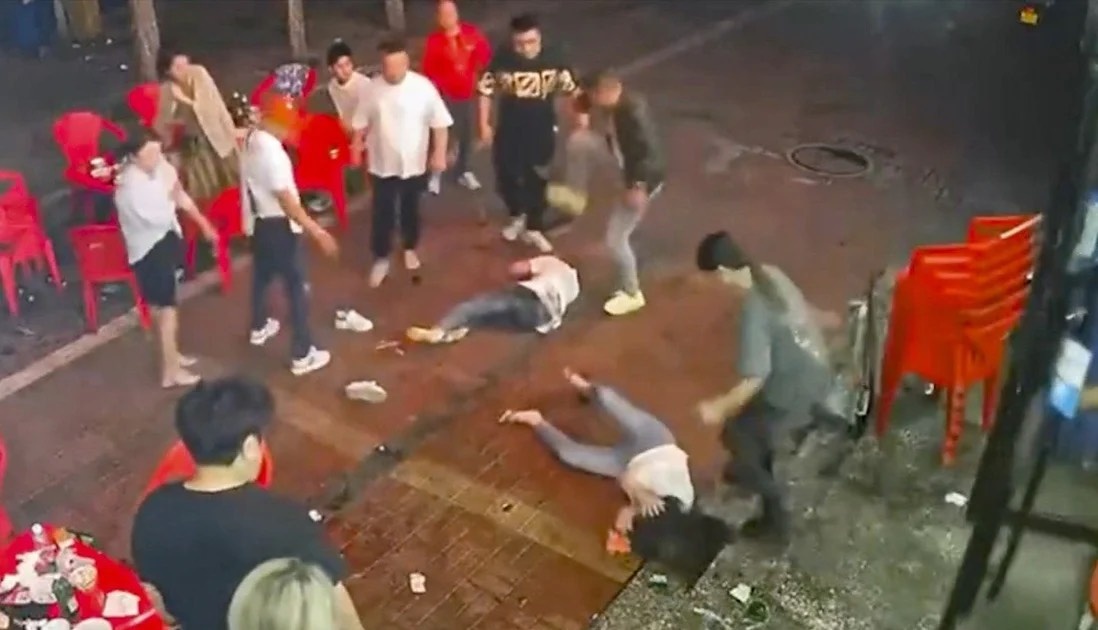 Chuyen gi da xay ra voi 4 co gai bi danh dap o Trung Quoc? hinh anh
