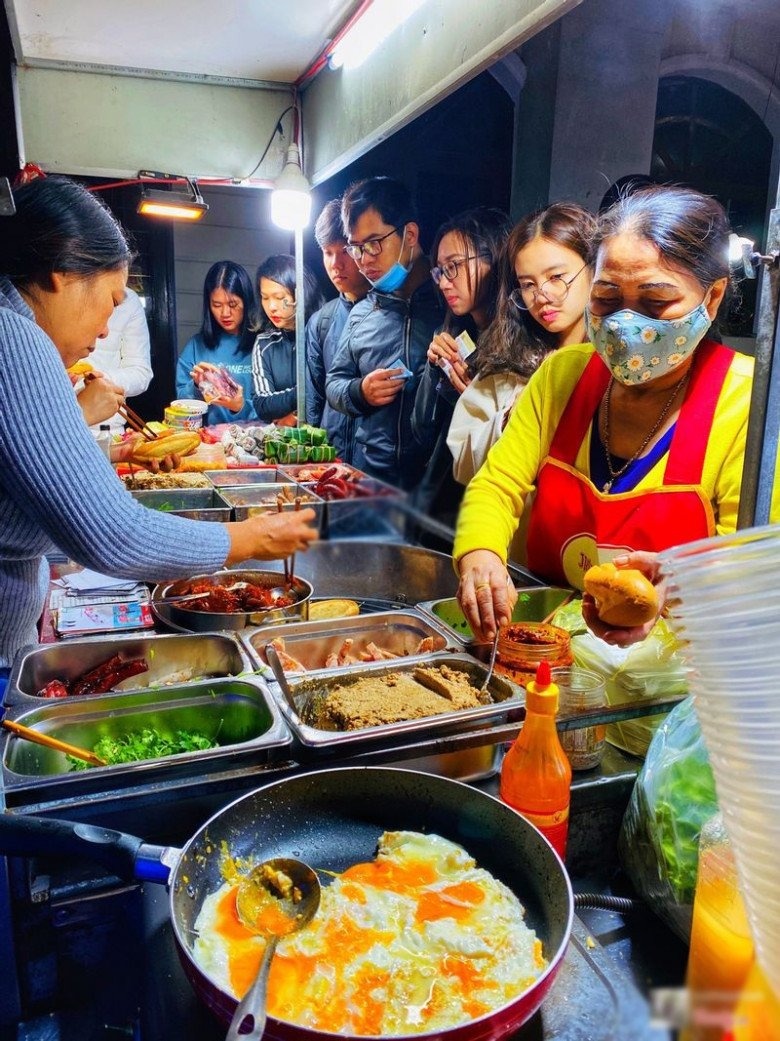 tiem banh mi Truong Tien o Hue anh 2